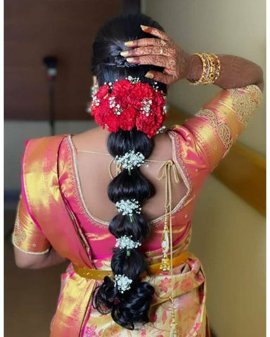 👸🏻🤴🏻नवरा नवरी Theme weddings are a trend this season. My Gujarati bride  @rutika_127 chose a Navari look for her Pre wedding event. The bride wears  silk saree with elaborate gold borders in